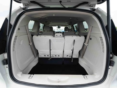 Used 2021 Chrysler Pacifica Touring-L FWD image 28