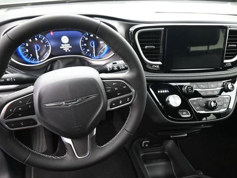 New 2026 Chrysler Pacifica Select image 40