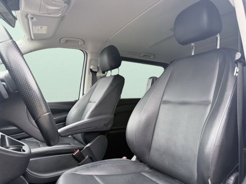 Used 2018 Mercedes-Benz Metris Passenger image 28