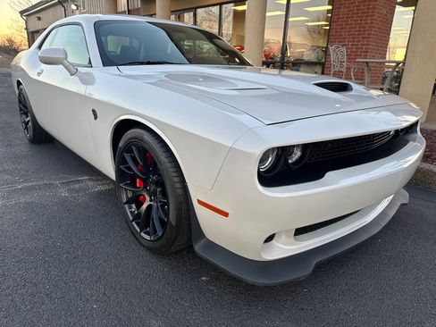 Used 2015 Dodge Challenger SRT Hellcat image 1