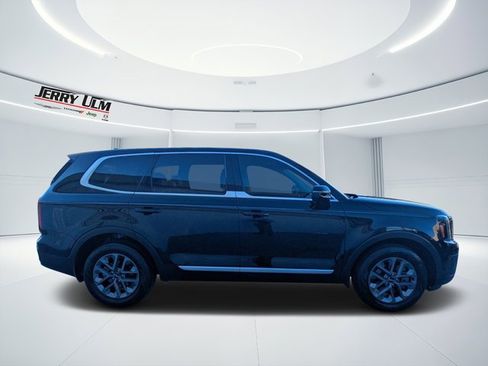 Used 2024 Kia Telluride LX image 2
