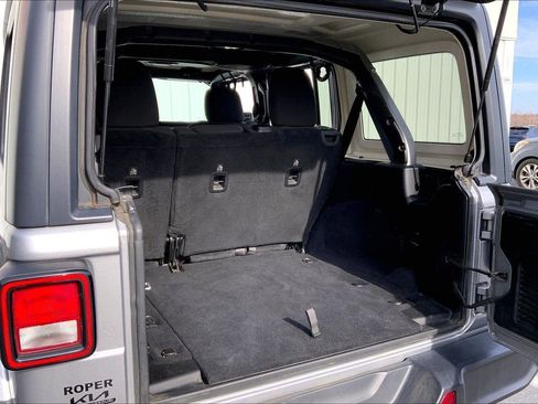 Used 2019 Jeep Wrangler Unlimited Sahara image 22