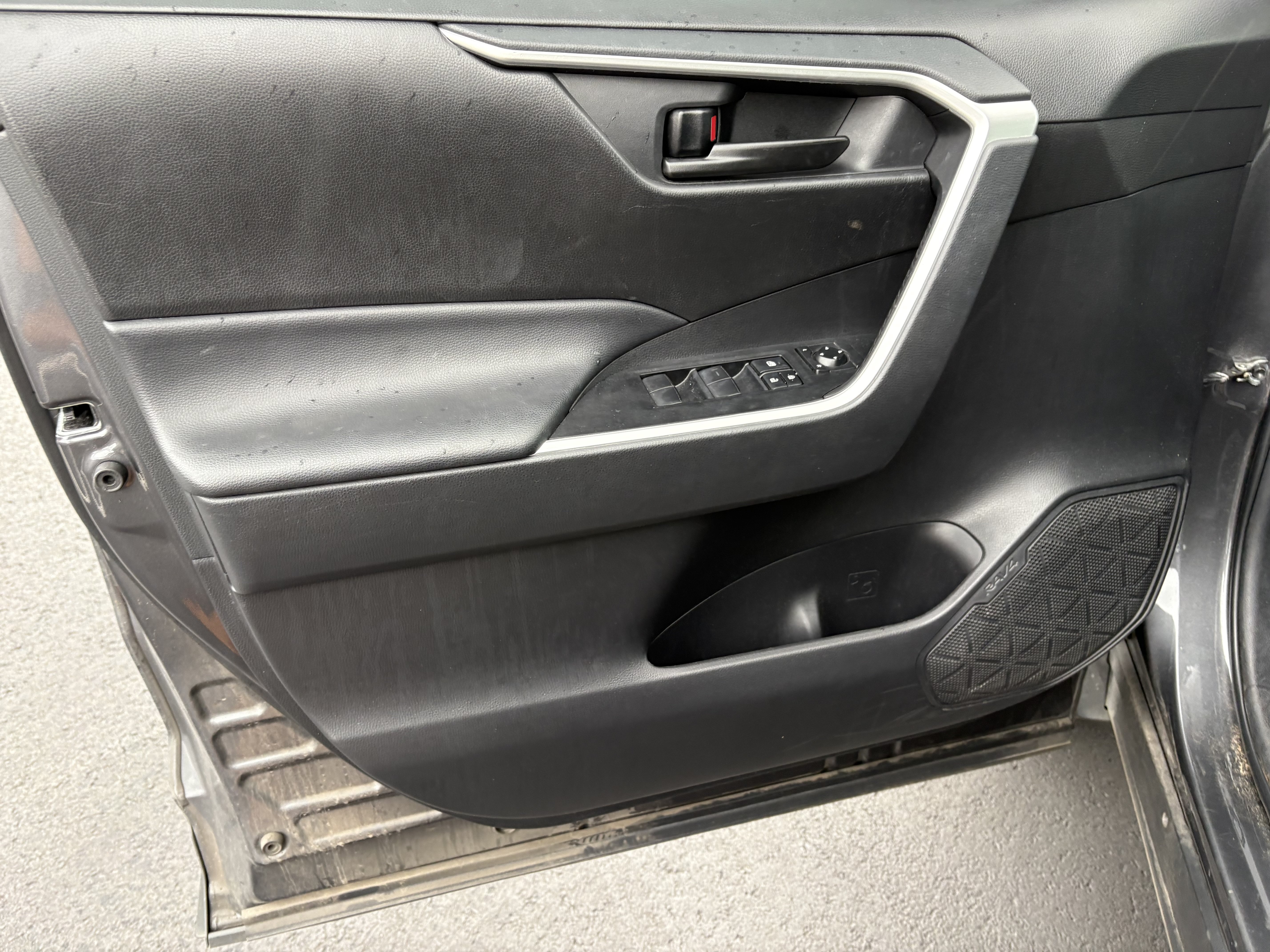 Used 2023 Toyota RAV4 LE FWD image 6