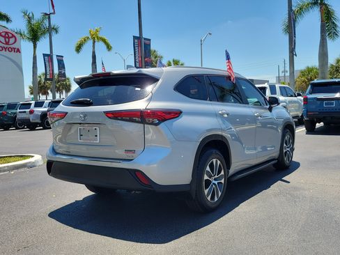 Used 2023 Toyota Highlander XLE FWD image 12