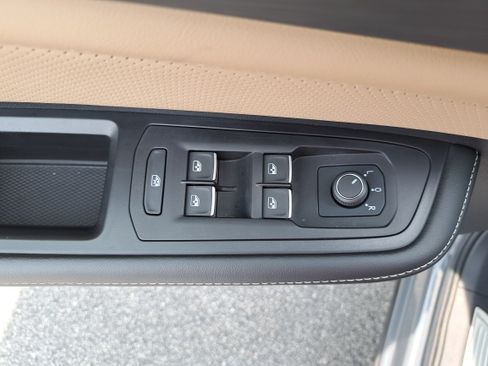 Used 2024 Volkswagen Atlas Cross Sport SE FWD image 28