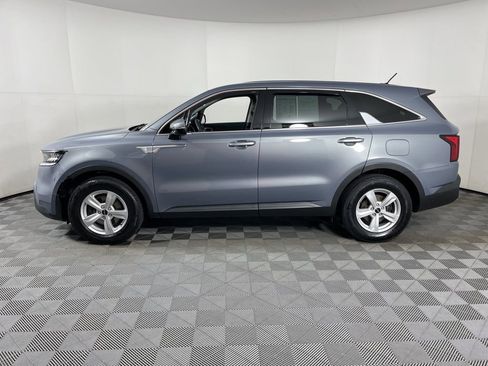 Used 2023 Kia Sorento LX image 2