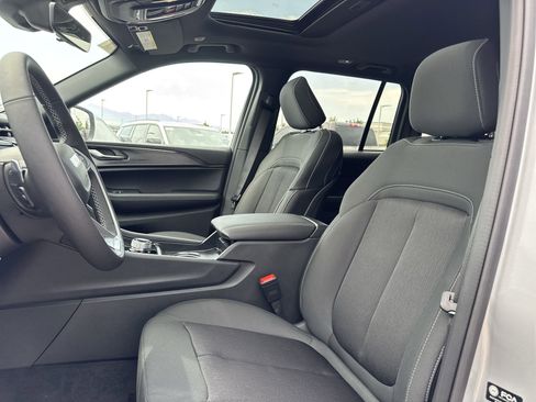 New 2025 Jeep Grand Cherokee Laredo w/ Luxury Tech Group I image 18