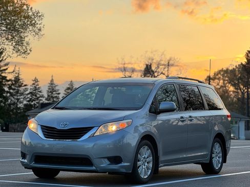 Used 2011 Toyota Sienna LE w/ Towing Pkg AWD/4WD image 1