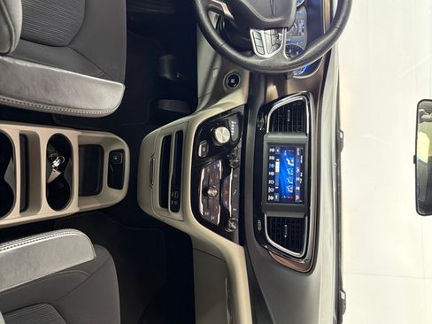 Used 2019 Chrysler Pacifica LX FWD image 24
