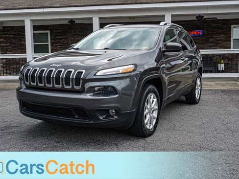 Used 2017 Jeep Cherokee Latitude w/ Cold Weather Group AWD/4WD image 12