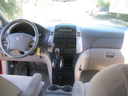 Used 2007 Toyota Sienna CE image 18
