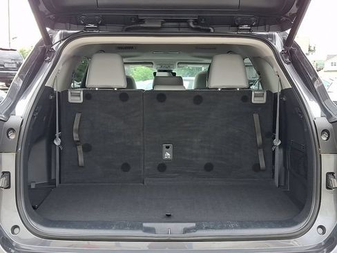Used 2021 Toyota Highlander XLE AWD/4WD image 28