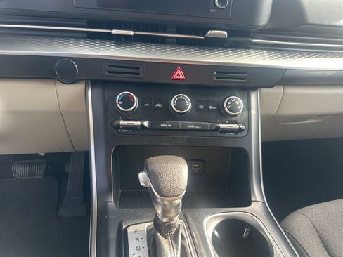 Used 2022 Kia Carnival LX image 14