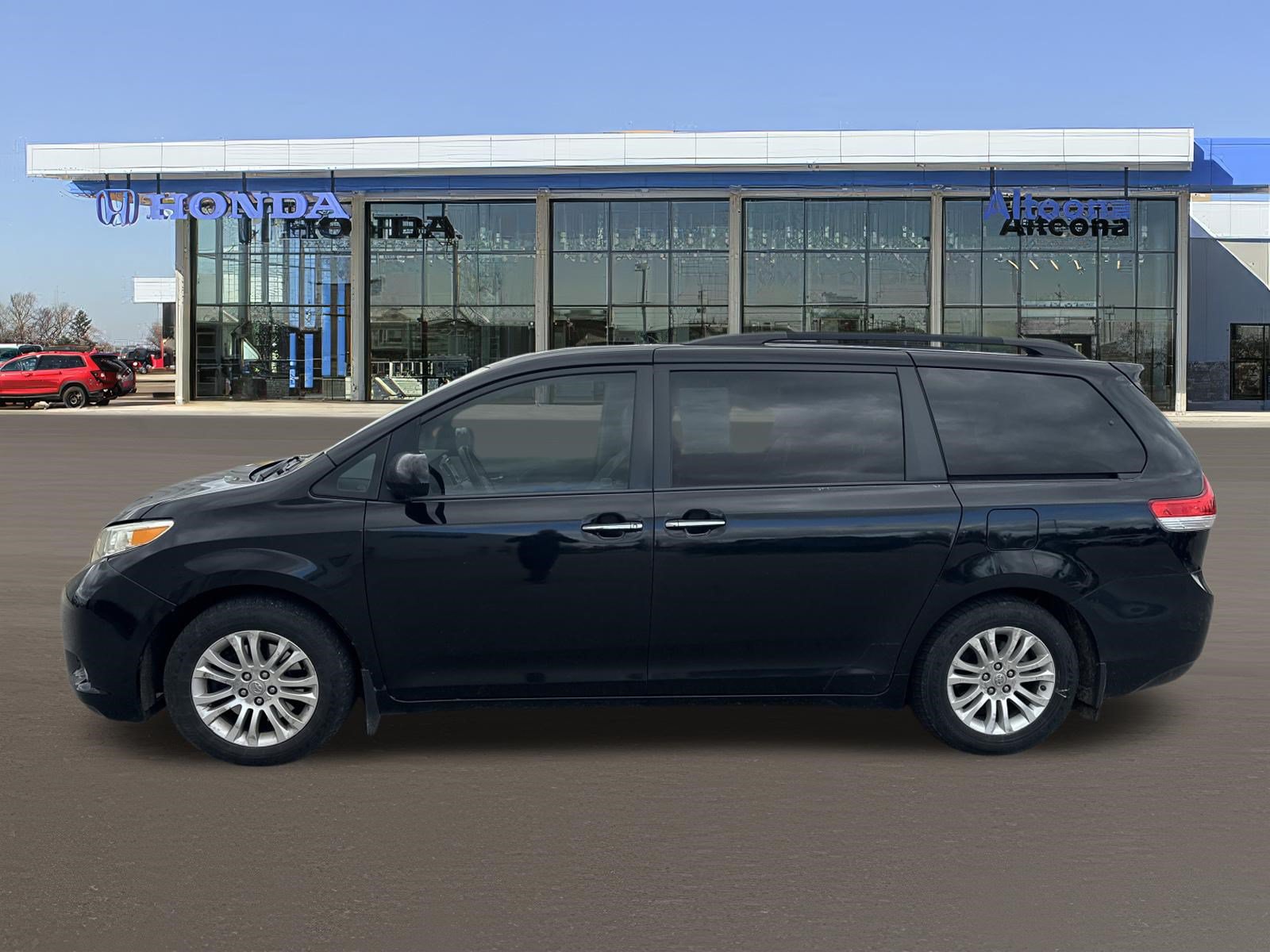 Used 2013 Toyota Sienna XLE w/ Entertainment Pkg FWD image 2
