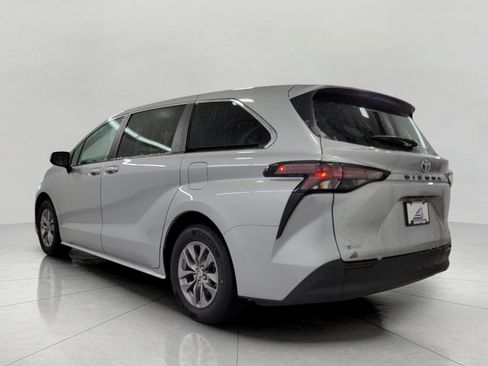 Used 2025 Toyota Sienna LE image 20