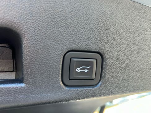 Used 2025 Chevrolet Traverse Z71 AWD/4WD image 11
