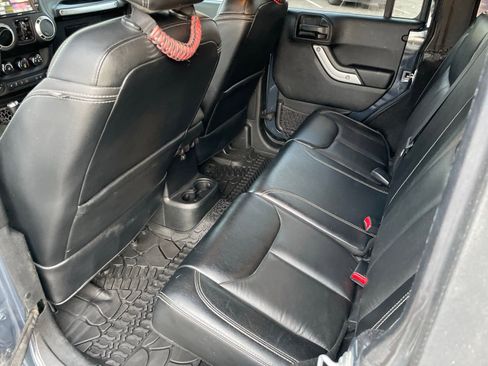 Used 2017 Jeep Wrangler Unlimited Sahara w/ Connectivity Group AWD/4WD image 16