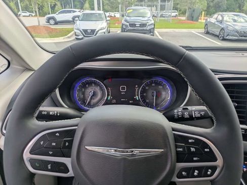 Used 2023 Chrysler Pacifica Touring-L FWD image 29