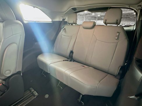 Used 2026 Toyota Sienna XLE FWD image 30