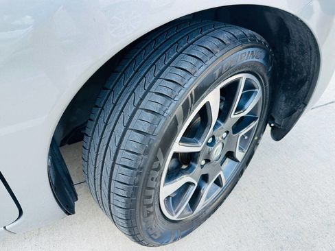 Used 2015 Nissan Versa Note FWD image 30