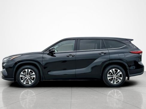 Used 2023 Toyota Highlander XLE image 2