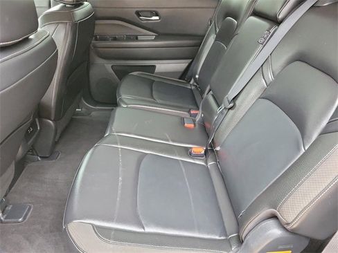 Used 2025 Nissan Pathfinder SL image 14