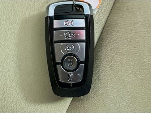 Used 2019 Ford Edge Titanium FWD image 37