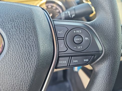 Used 2018 Toyota Camry LE image 19