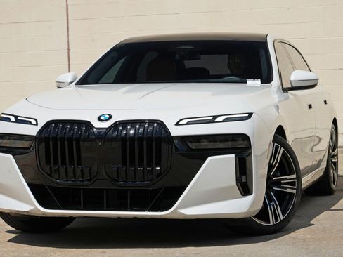 Used 2023 BMW 740i w/ Parking Assistance Package RWD image 3