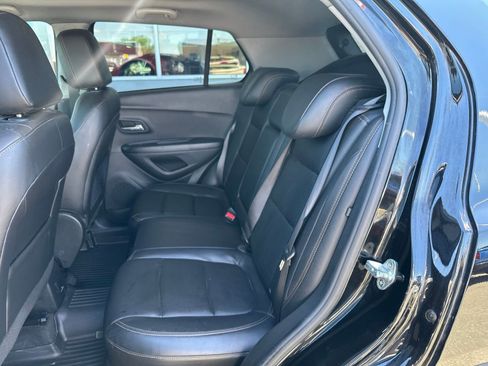 Used 2021 Chevrolet Trax LT w/ Premium Seat Package AWD/4WD image 14