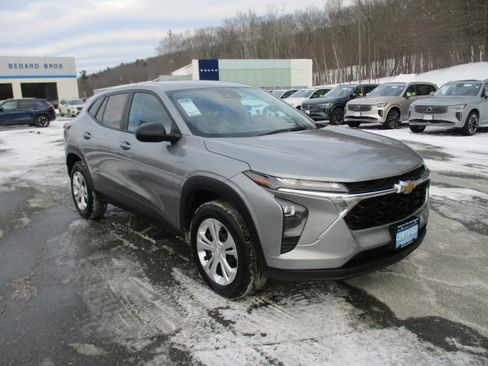 Certified 2024 Chevrolet Trax LS w/ Driver Confidence Package image 3