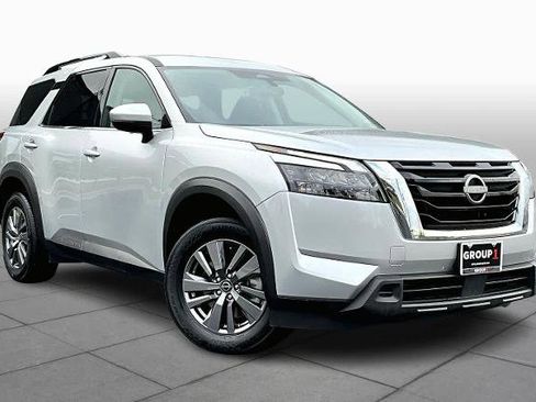 Certified 2025 Nissan Pathfinder SV image 2
