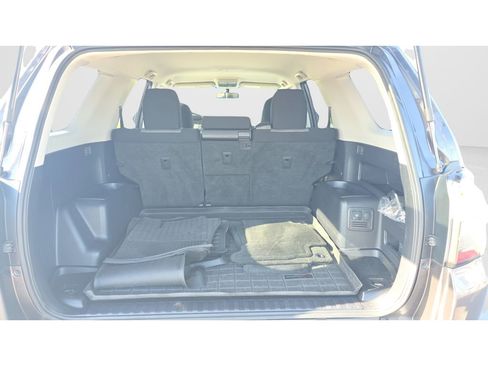 Used 2018 Toyota 4Runner SR5 AWD/4WD image 9