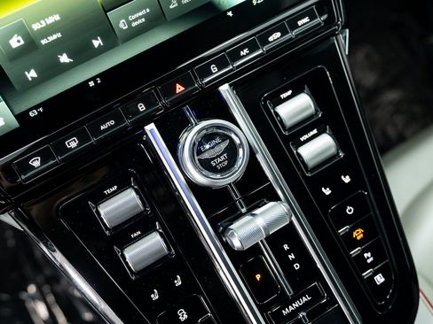 Used 2025 Aston Martin V8 Vantage Coupe RWD image 29
