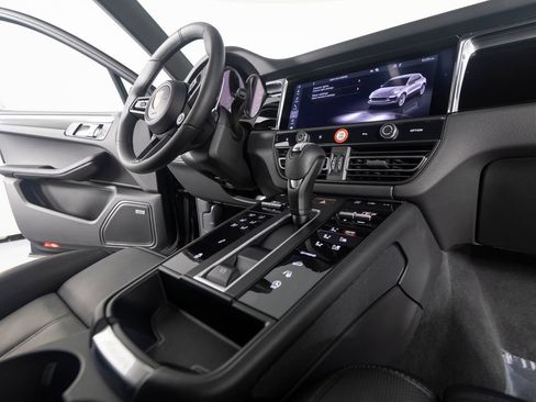 Certified 2026 Porsche Macan Turbo AWD/4WD image 32