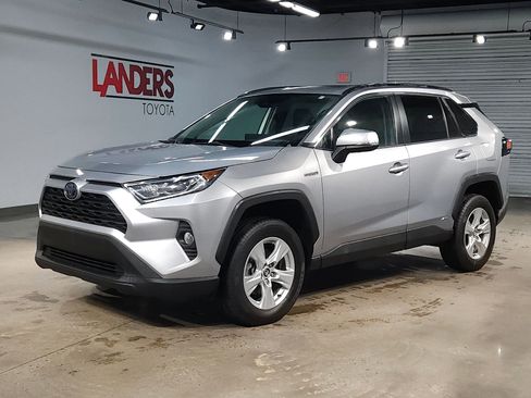 Used 2020 Toyota RAV4 XLE w/ Convenience Package image 3
