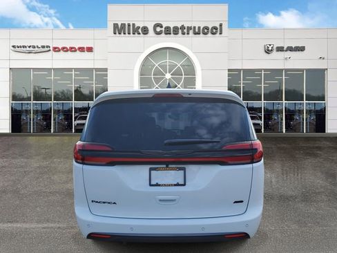 New 2026 Chrysler Pacifica Select image 4
