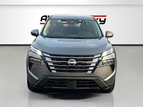 Used 2024 Nissan Rogue SV image 2