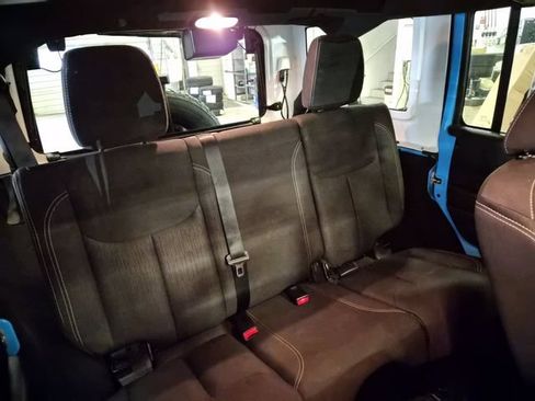Used 2017 Jeep Wrangler Unlimited Sahara w/ Connectivity Group AWD/4WD image 15