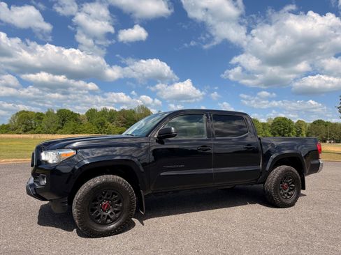 Used 2022 Toyota Tacoma SR5 RWD image 1