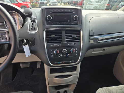 Used 2017 Dodge Grand Caravan SE image 7