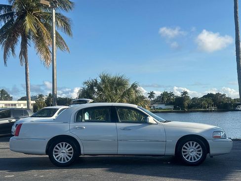 Used 2004 Lincoln Town Car Signature image 6