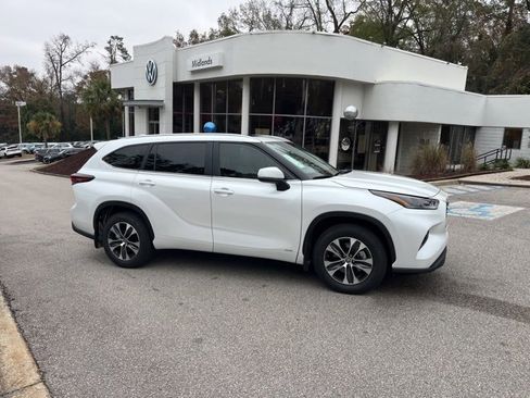 Used 2025 Toyota Highlander XLE image 2