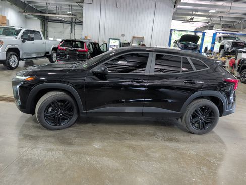 Used 2024 Chevrolet Trax ACTIV w/ Sunroof Package FWD image 5