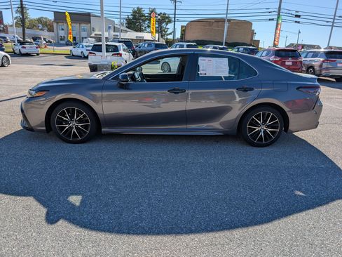 Used 2023 Toyota Camry SE image 6