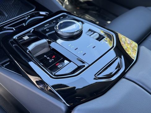 Used 2025 BMW 530i w/ Premium Package image 27