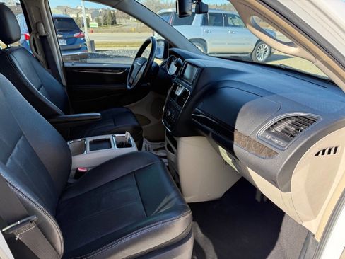 Used 2015 Chrysler Town & Country Touring-L w/ Driver Convenience Group image 27