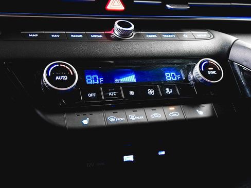 Used 2024 Hyundai Elantra Limited image 29