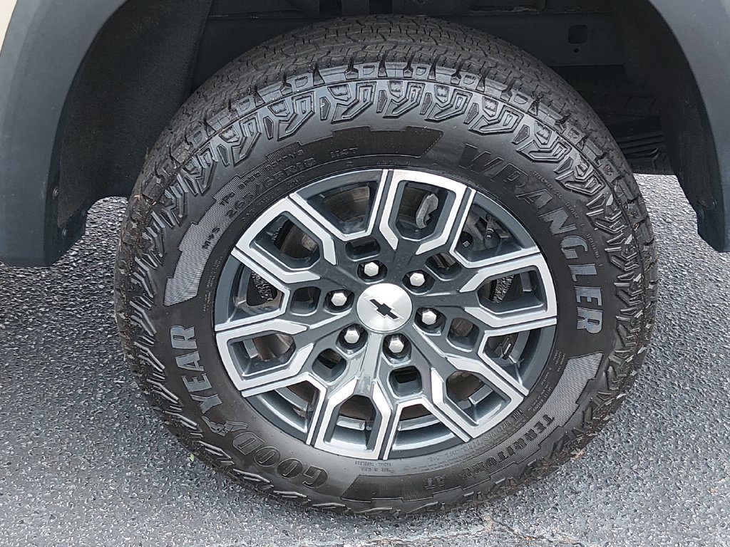 Used 2024 Chevrolet Colorado Z71 w/ Z71 Convenience Package 2 AWD/4WD image 18