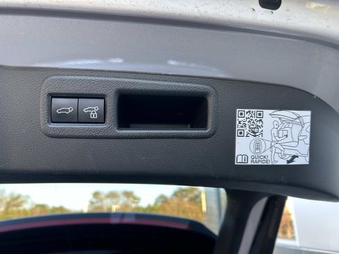 Used 2021 Toyota Venza XLE image 14